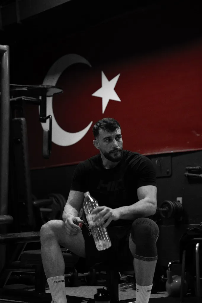 İsa Göçmen Milli Takım & Türk Bayraklı Antrenman Pozu